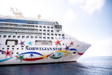 Santorini, Yunanistan - 17.10.2018: Norwegian cruise gemi sahibi ve işleticisi Santorini, Yunanistan Norveççe Cruise Line tersane yıldızdır
