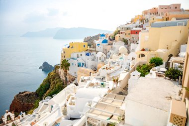 Yunanistan 'ın Santorini adasındaki Oia köyünün beyaz mimarisi