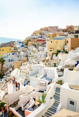 Oia, Santorini, Yunanistan - 18.10.2018: Beyaz mimarisini Oia Köyü Santorini Island, Yunanistan