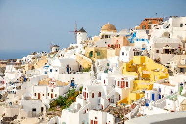 Yunanistan 'ın Santorini adasındaki Oia köyünün beyaz mimarisi