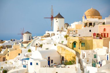 Yunanistan 'ın Santorini adasındaki Oia köyünün beyaz mimarisi