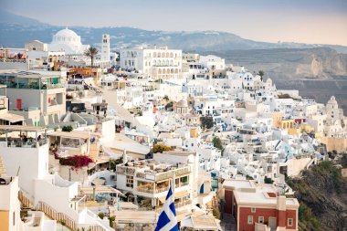Panoramik geleneksel ünlü beyaz evler ve Santorini Island, Yunanistan Thira şehirdeki kiliseleri