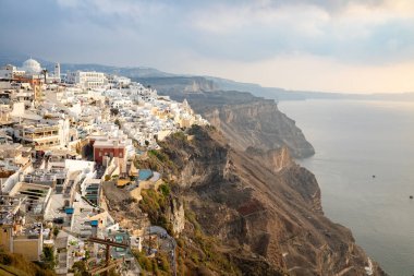 Thira, Santorini - 18.10.2018: Panoramik geleneksel ünlü beyaz evler ve Santorini Island, Yunanistan Thira şehirdeki kiliseleri