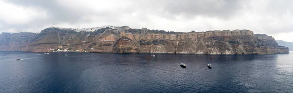 Thira città scalata sulla montagna vulcanica, Isole Greche Santorini nel Mar Eageo — Foto Stock