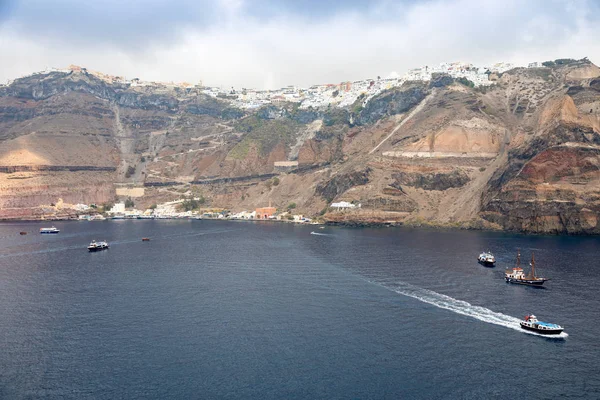 Thira ciudad escaló en la montaña volcánica, Islas griegas Santorini en el mar Egeo — Foto de Stock