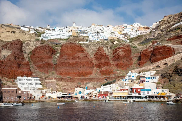 Oia, Grecia - 18.11.2018: Vista del pueblo de Oia con casas blancas sobre rocas rojas caldera de la isla de Santorini, Grecia — Foto de Stock