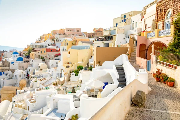 Arquitectura blanca del pueblo de Oia en la isla de Santorini, Grecia — Foto de Stock