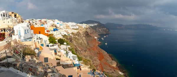 Oia, Santorini, Grecia - 18.10.2018: Arquitectura blanca del pueblo de Oia en la isla de Santorini, Grecia — Foto de Stock