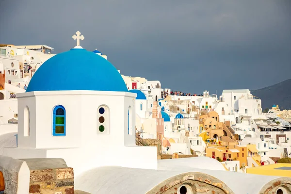 Casas e iglesias tradicionales y famosas con cúpulas azules en Oia, Santorini, Grecia — Foto de Stock