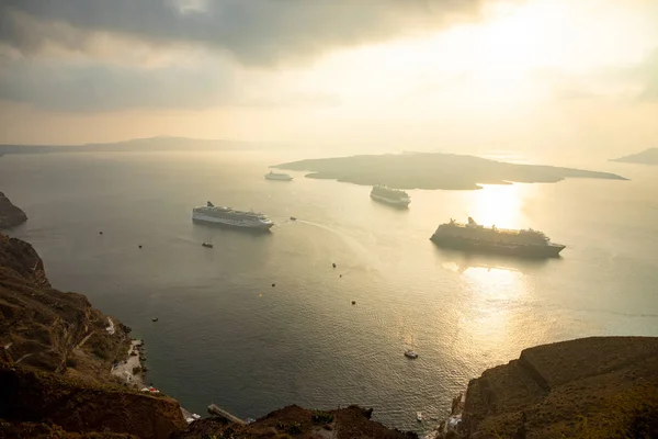Harika akşam görünümünden Fira üzerinde yolcu gemilerine gün batımında, Santorini, Yunanistan — Stok fotoğraf
