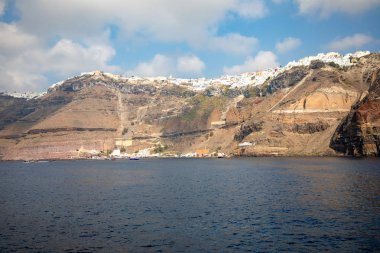 Volkanik dağ, Yunan Adaları Aeagean deniz Santorini'de Thira kasaba tırmandı