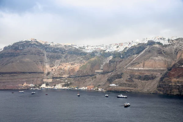 Thira ciudad escaló en la montaña volcánica, Islas griegas Santorini en el mar Egeo — Foto de Stock