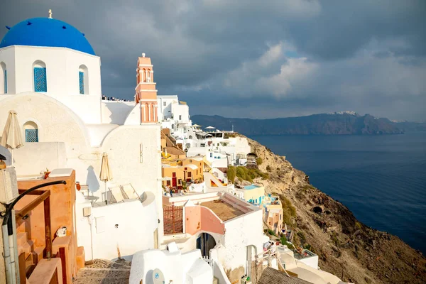 Casas e iglesias tradicionales y famosas con cúpulas azules en Oia, Santorini, Grecia — Foto de Stock