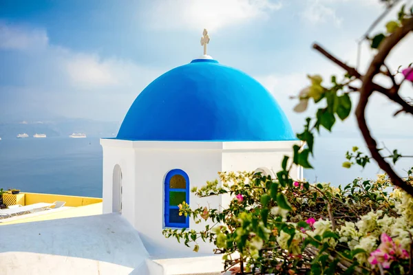 Case e chiese tradizionali e famose con cupole blu a Oia, Santorini, Grecia — Foto Stock