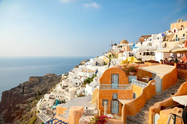 Oia, Santorini, Grecia - 18.10.2018: Arquitectura blanca del pueblo de Oia en la isla de Santorini, Grecia — Foto de Stock