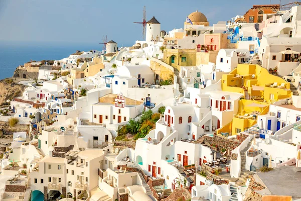 Yunanistan 'ın Santorini adasındaki Oia köyünün beyaz mimarisi