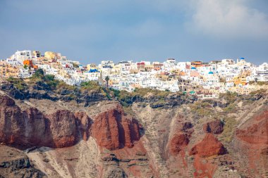 Beyaz evler ile Oia köy görünümü üzerinde kırmızı kayalar caldera Santorini Island, Yunanistan