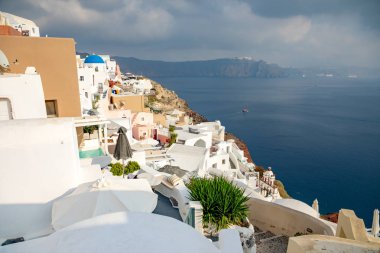 Yunanistan 'ın Santorini adasındaki Oia köyünün beyaz mimarisi