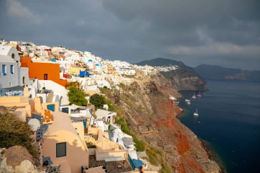 Yunanistan 'ın Santorini adasındaki Oia köyünün beyaz mimarisi