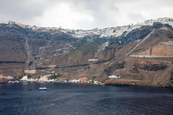 Thira ciudad escaló en la montaña volcánica, Islas griegas Santorini en el mar Egeo — Foto de Stock