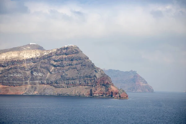 Vista de Thirasia desde el mar al lado de Santorini, Grecia — Foto de Stock