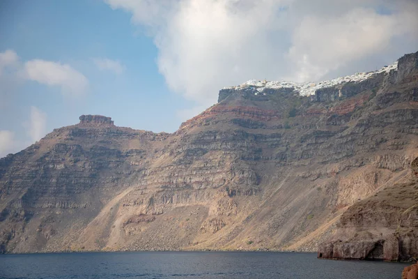 Thira ciudad escaló en la montaña volcánica, Islas griegas Santorini en el mar Egeo — Foto de Stock