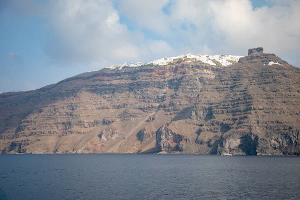 Thira város felmászott a vulkanikus hegy, a görög szigeteken Santorini-sziget, Aeagean-tenger — Stock Fotó