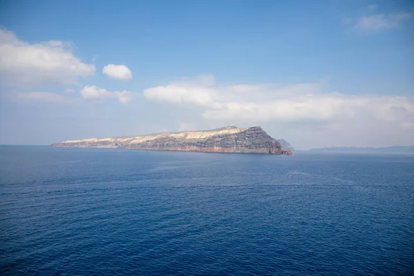 Veduta di Thirasia dal mare vicino a Santorini, Grecia — Foto Stock