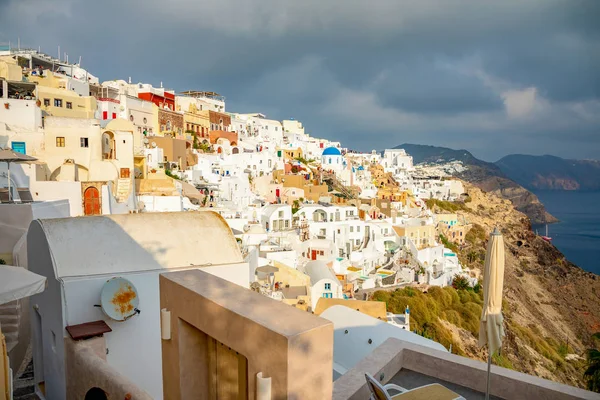 Arquitectura blanca del pueblo de Oia en la isla de Santorini, Grecia — Foto de Stock