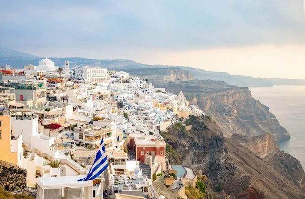 Vista panorámica Casas blancas famosas tradicionales e iglesias en la ciudad de Thira en la isla de Santorini, Grecia — Foto de Stock