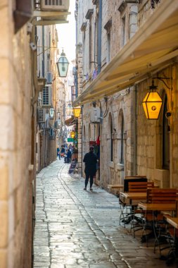 Dubrovnik, Hırvatistan - 20.10.2018: Dubrovnik, Hırvatistan'ın eski şehir ortaçağ dar sokakta