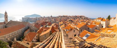 Dubrovnik kırmızı görünümünü Hırvatistan'da gün batımı ışıkta çatılar