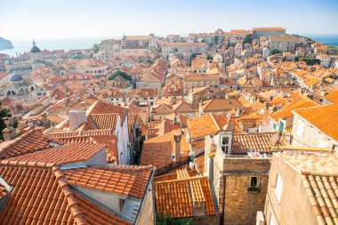 Dubrovnik kırmızı görünümünü Hırvatistan'da gün batımı ışıkta çatılar