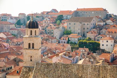 Dubrovnik kırmızı görünümünü Hırvatistan'da gün batımı ışıkta çatılar