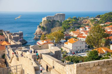 Dubrovnik, Hırvatistan - 20.10.2018: Duvarlar ve deniz kayalıklarla ile gün boyunca Dubrovnik, Hırvatistan'da bakan surların görünümünden