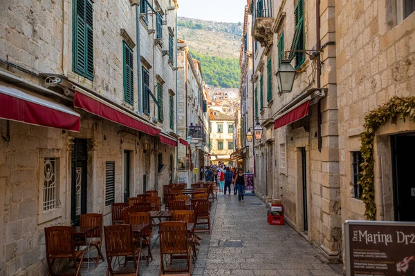 Dubrovnik, Croacia - 20.10.2018: Calle estrecha medieval en el casco antiguo de Dubrovnik, Croacia — Foto de Stock