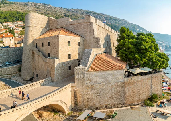 Dubrovnik, Croacia - 20.10.2018: Vista del puente de piedra entre dos partes de la ciudad amurallada de Dubrovnik, Croacia — Foto de Stock