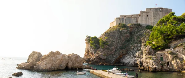 Dubrovnik, Croácia - 20.10.2018: Forte Lovrijenac na entrada do porto do norte a partir das muralhas da cidade velha em Dubrovnik, Croácia — Fotografia de Stock