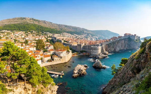 Vista desde Fort Lovrijenac hasta Dubrovnik Casco antiguo de Croacia al atardecer — Foto de Stock