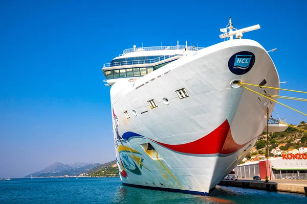 Dubrovnik, croatia - 20.10.2018: Kreuzfahrtschiff norwegian star liegt im Hafen von dubrovnik, croatia — Stockfoto
