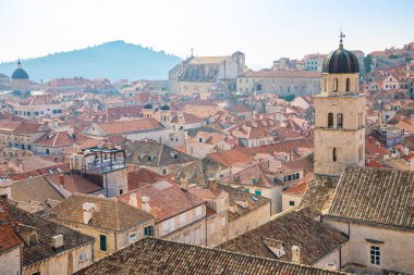 Dubrovnik kırmızı görünümünü Hırvatistan'da gün batımı ışıkta çatılar