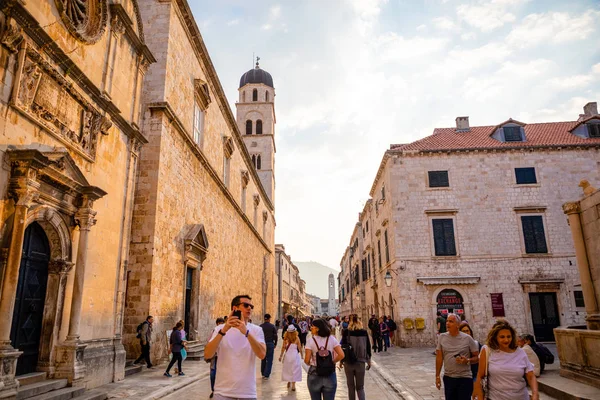 Dubrovnik, Croacia - 20.10.2018: Vista del casco antiguo de Dubrovnik en Croacia al atardecer — Foto de Stock