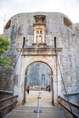 Dubrovnik, Hırvatistan - 20.10.2018: Dubrovnik kazık kapısı ya da eski şehir kapısı güzel sabah gün doğarken, Dalmaçya, Hırvatistan ışık