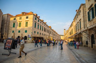 Dubrovnik, Hırvatistan - 20.10.2018: Görünüm Dubrovnik eski kasaba Hırvatistan günbatımı ışığı en