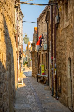 Dubrovnik, Hırvatistan - 20.10.2018: Dubrovnik, Hırvatistan'ın eski şehir ortaçağ dar sokakta