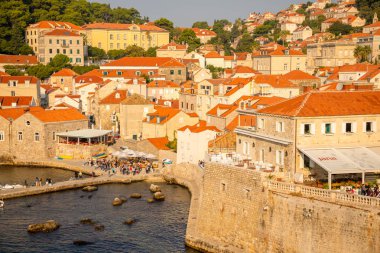 Dubrovnik kırmızı görünümünü Hırvatistan'da gün batımı ışıkta çatılar