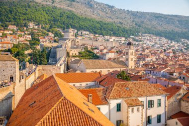 Dubrovnik kırmızı görünümünü Hırvatistan'da gün batımı ışıkta çatılar
