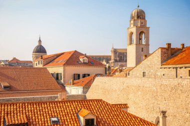 Dubrovnik kırmızı görünümünü Hırvatistan'da gün batımı ışıkta çatılar