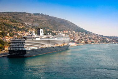 Dubrovnik, Hırvatistan - 20.10.2018: Cruise gemisi Dubrovnik, Hırvatistan'ın Hırvat limanda palamarla