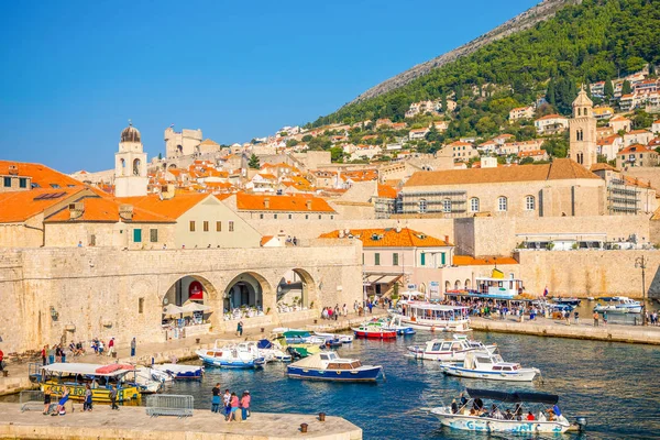 Dubrovnik, Croacia - 20.10.2018: Casco antiguo de Dubrovnik con su antiguo puerto lleno de barcos, Croacia — Foto de Stock